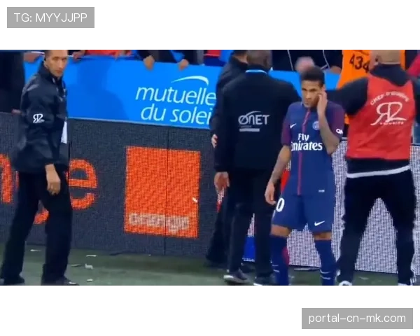 赛场花絮:那不勒斯主场球迷在比赛中向场内投掷杂物导致比赛中断五分钟 赛场花絮:那不勒斯主场球迷在比赛中向场内投掷杂物导致比赛中断五分钟